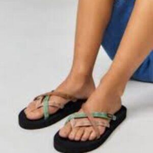 Teva Multicoloured Olowahu Sliders with Brown and Green Pink  Straps Size 7 NWOT